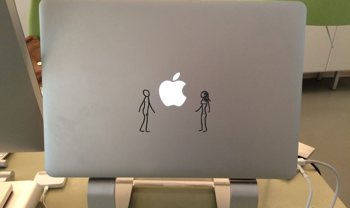 Adam und Eva auf dem Rücken eines Macbooks Pro.